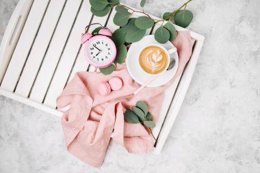 Beyaz ahşap servis tepsi ile çalar saat ve okaliptüs dalı kahve