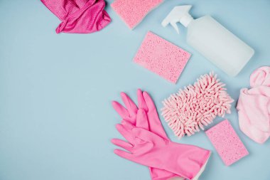 Deterjan ve temizlik hizmeti kavramı pembe renkte temizleme aksesuarları