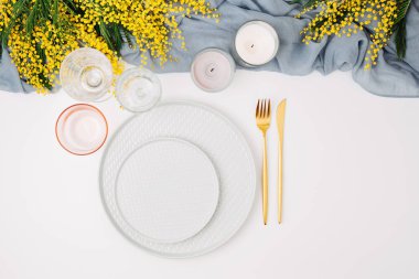 Tabak ve çatal bıçak takımı gri Dekoratif Tekstil ve beyaz zemin üzerine sarı çiçek