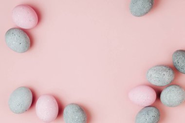 Şık çerçeve kopya alanı ile soluk pembe ve gri Paskalya yortusu yumurta