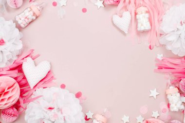 Pembe ve beyaz kağıt süslemeleri bebek kız parti duş için çerçeve yaptı