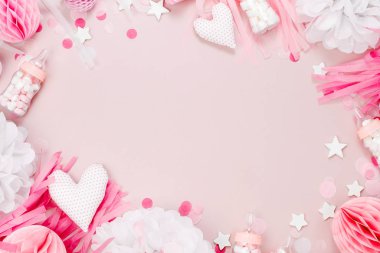 Pembe ve beyaz kağıt süslemeleri bebek kız parti duş için çerçeve yaptı