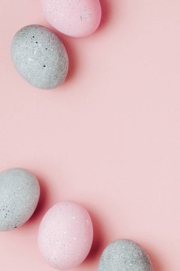 Şık çerçeve kopya alanı ile soluk pembe ve gri Paskalya yortusu yumurta
