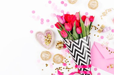 Siyah ve beyaz şık ambalaj kağıdı, hediyeler, kozmetik ve beyaz zemin üzerine konfeti ile kadın aksesuarları pembe laleler