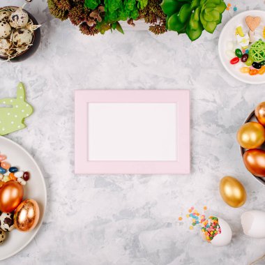 Tepsiler, şeker, kopya alanı, tatil arka plan çiçeklerle boyalı yumurta