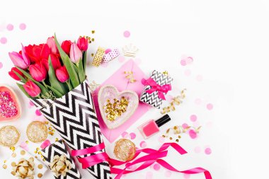 Siyah ve beyaz şık ambalaj kağıdı, hediyeler, kozmetik ve beyaz zemin üzerine konfeti ile kadın aksesuarları pembe laleler