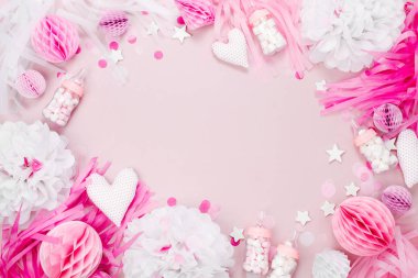 Pembe ve beyaz kağıt süslemeleri bebek kız parti duş için çerçeve yaptı