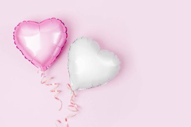 Pastel pembe arka plan, Sevgililer günü kavramı folyoyu hava balonları kalp şeklinde