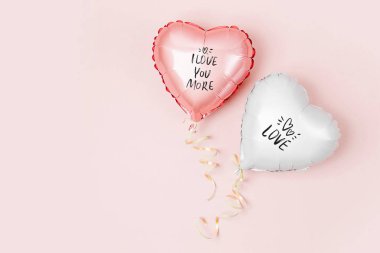 Pastel pembe arka plan, Sevgililer günü kavramı folyoyu hava balonları kalp şeklinde