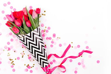 Siyah ve beyaz şık Ambalaj Kağıt beyaz zemin üzerine konfeti ile pembe laleler