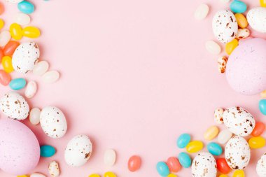 Şık çerçeve şeker çikolata yumurta ve jelibon, pembe arka plan yapılmış