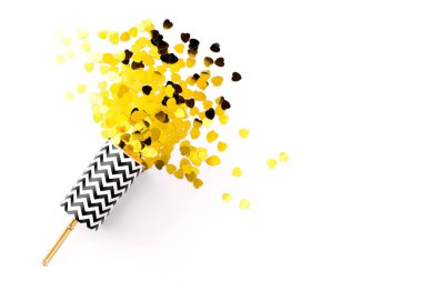 Beyaz arka plan üzerinde kurşun deliği konfeti 