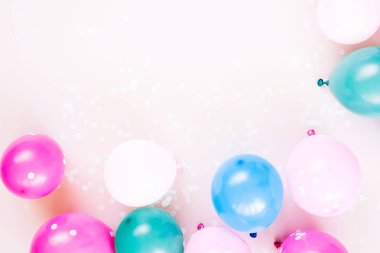 Festival pastel renk arka plan üzerinde renkli balonlar ya da Doğum günü partisi konsepti
