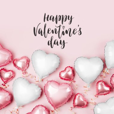 Pastel pembe arka plan, Sevgililer günü kavramı folyoyu hava balonları kalp şeklinde