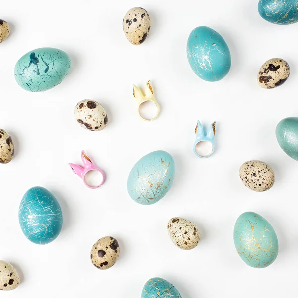 Telur Paskah Berbintik Biru Dengan Telinga Kelinci Pada Latar Belakang — Stok Foto