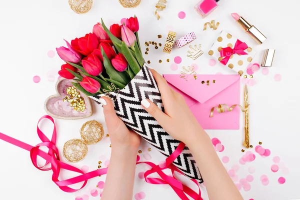 Mani Femminili Con Tulipani Rosa Bianco Nero Elegante Carta Regalo — Foto Stock