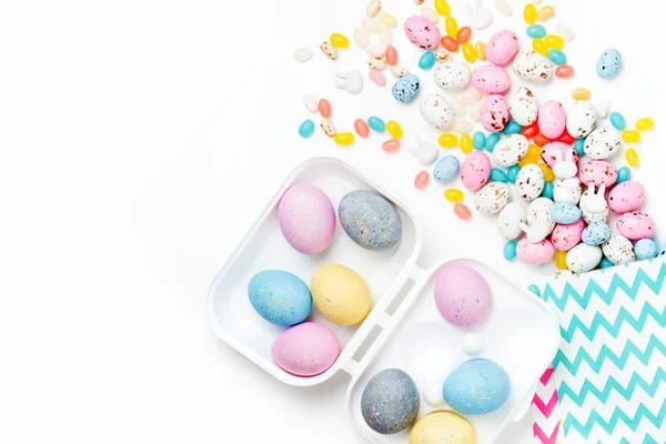 Telur Coklat Paskah Dan Jellybean Mengalir Dari Kantong Kertas Partai — Stok Foto