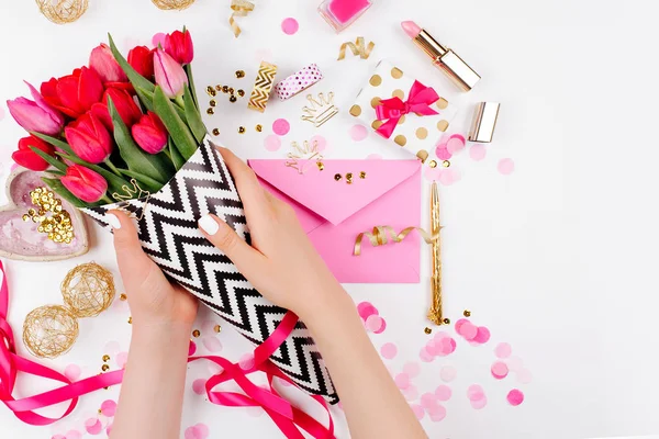 Női Kezek Gazdaság Rózsaszín Tulipán Ajándékok Kozmetikumok Tartozékok Konfetti Fehér — Stock Fotó