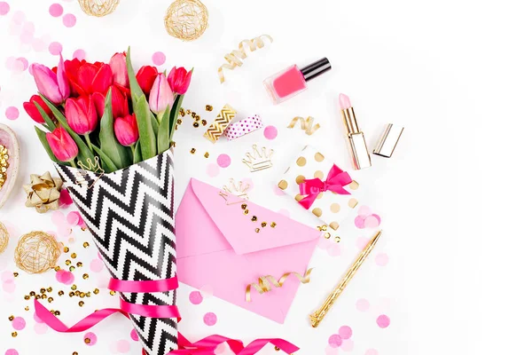 Рожеві Тюльпани Чорно Білому Стильному Папері Подарунки Косметика Жіночі Аксесуари — стокове фото