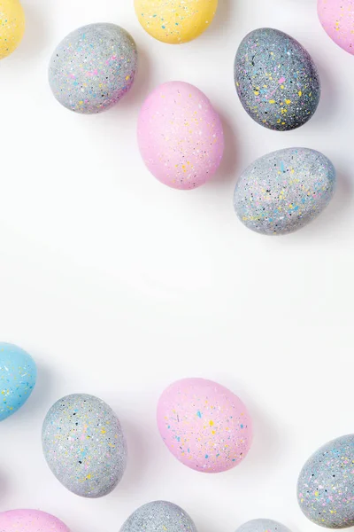 Fondo Con Huevos Pascua Color Rosa Pálido Azul Amarillo Gris — Foto de Stock