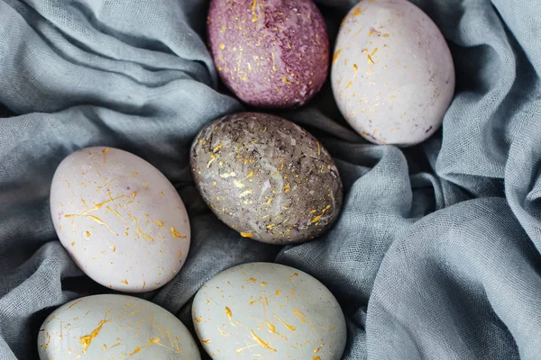 Стильні Сірі Фіолетові Сині Великодні Яйця Кольоровому Текстилі — стокове фото