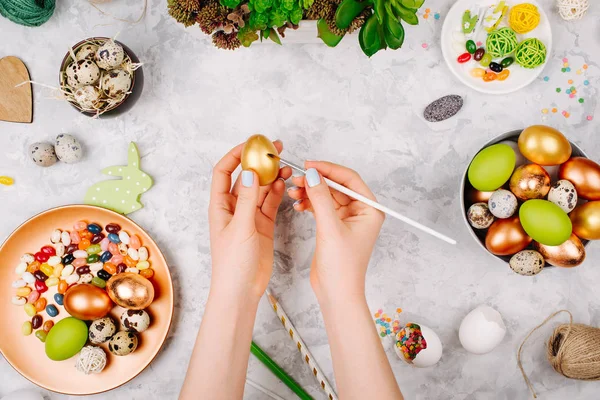 Pemandangan Atas Wanita Yang Melukis Telur Paskah — Stok Foto