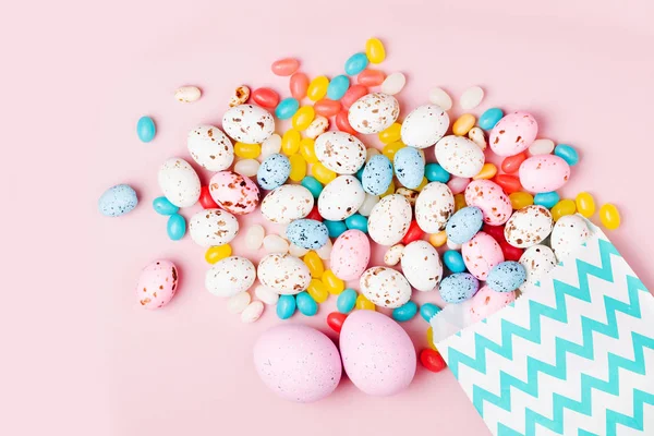 Húsvéti Csokoládé Cukorka Tojás Jellybean Fakadó Fél Papírzacskót Rózsaszín Háttér — Stock Fotó