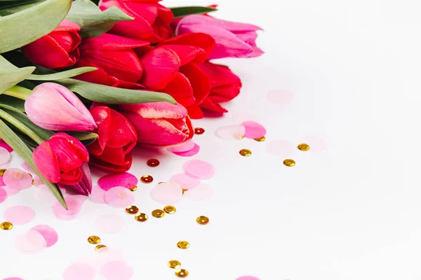 Букет Рожевих Червоних Тюльпанів Конфетті Ізольовані Білому Тлі — стокове фото