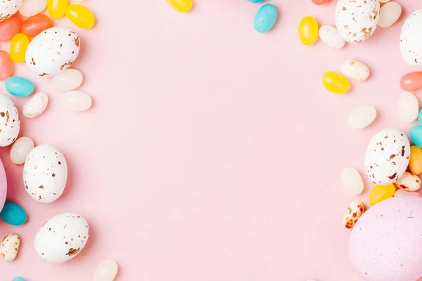 Stylový Rám Velikonoční Cukroví Čokoládová Vajíčka Jellybean Růžovém Pozadí — Stock fotografie