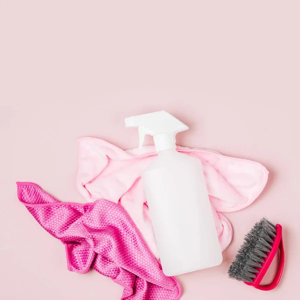 Detergentes Acessórios Limpeza Cor Rosa Conceito Serviço Limpeza — Fotografia de Stock