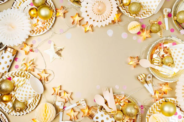 Weihnachtsdekoration Goldfarben Auf Gelbem Hintergrund Mit Kopierraum — Stockfoto
