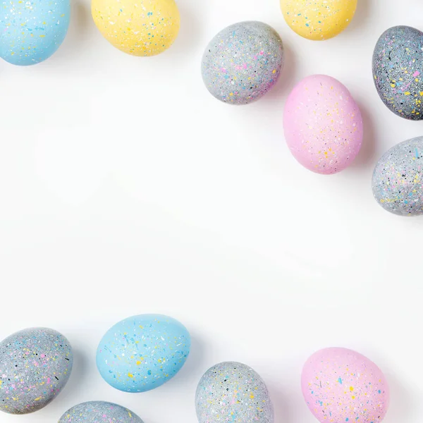 Fondo Con Huevos Pascua Color Rosa Pálido Azul Amarillo Gris — Foto de Stock