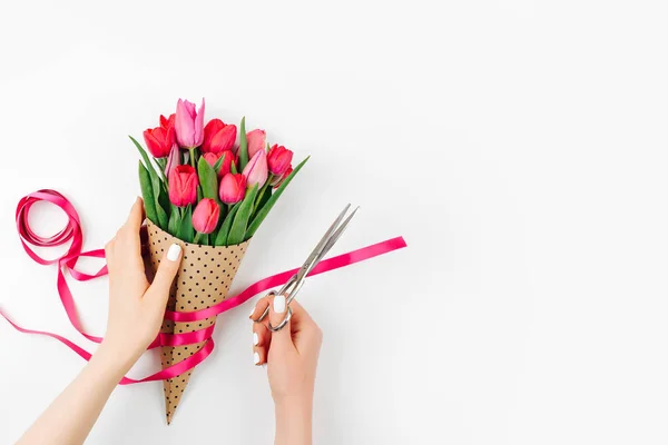 Рожеві Тюльпани Жіночими Квітковими Руками Білому Тлі — стокове фото