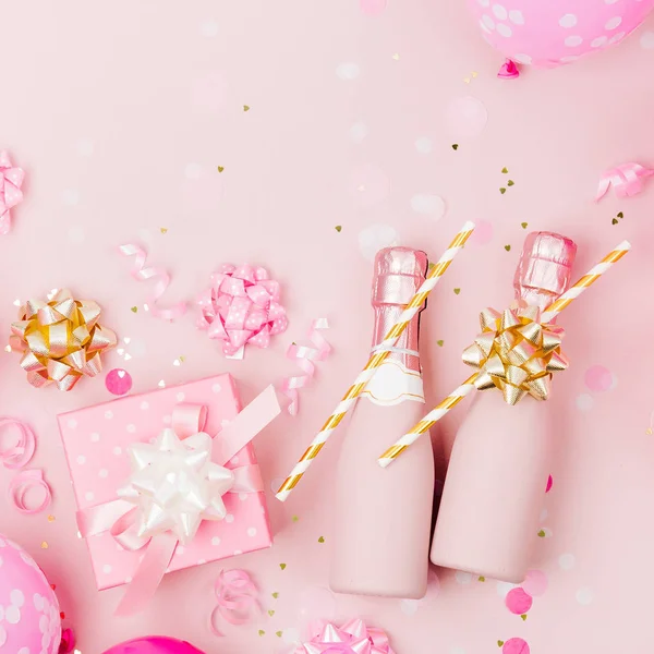 Міні Пляшки Шампанського Конфетті Мішурою Блідо Рожевому Фоні — стокове фото