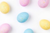 Halvány rózsaszín, kék, sárga húsvéti tojás háttér. Kompozíciók, pasztell színekkel. Húsvéti koncepció