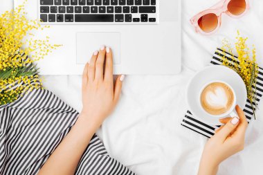 Genç kadın serbest meslek dizüstü yataklar, düz yatıyordu, en iyi görünümü ile çalışma