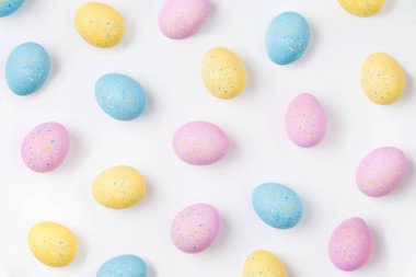 Soluk pembe, mavi, sarı Paskalya yumurtaları ile arka plan. Besteleri pastel renklerde. Paskalya kavramı