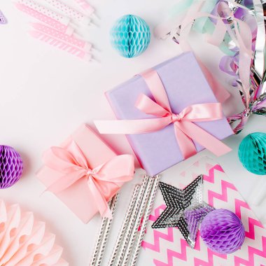 Pastel renkli festival süsleri kümesi. Düz yatıyordu. Tatil kavramı 