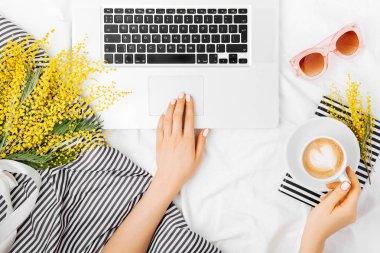 Genç kadın serbest meslek dizüstü yataklar, düz yatıyordu, en iyi görünümü ile çalışma