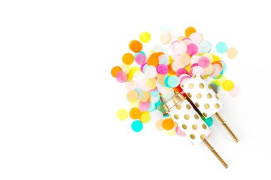 Beyaz arka plan üzerinde kurşun deliği konfeti 