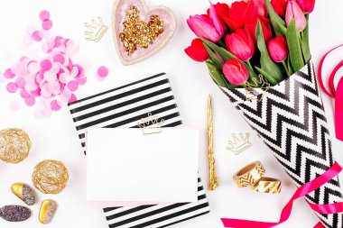 Pembe ve altın tarz Masası çiçekler ile. Siyah ve beyaz şık ambalaj kağıdı, hediyeler, kozmetik ve beyaz zemin üzerine konfeti ile kadın Aksesuarları Pembe Laleler