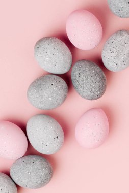 Soluk pembe ve gri Paskalya yumurtaları şık arka plan. Boyalı Paskalya yumurtaları. Düz yatıyordu 