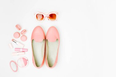 Kadın moda aksesuarları, Ayakkabı, makyaj ürünleri pastel renk arka plan üzerinde düz yatıyordu. Güzellik ve moda kavramı