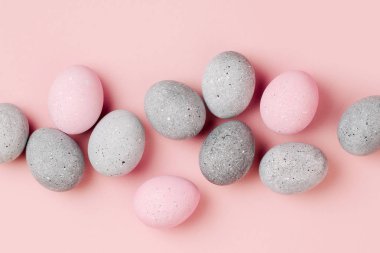 Soluk pembe ve gri Paskalya yumurtaları şık arka plan. Boyalı Paskalya yumurtaları. Düz yatıyordu 