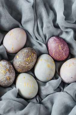 Şık gri, mor ve mavi Paskalya yumurtaları. Ev yapımı doğal olarak Boyalı Paskalya yumurtaları 