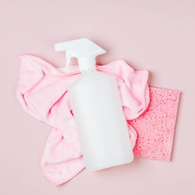 Deterjan ve temizlik aksesuarları pembe renkte. Temizlik hizmeti konsepti. Düz yatış, Üst Görünüm.