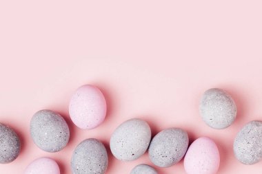Soluk pembe ve gri Paskalya yumurtaları şık arka plan. Boyalı Paskalya yumurtaları. Düz yatıyordu 