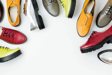 Şık kadın bahar ya da çeşitli renklerde sonbahar ayakkabı. Güzellik ve moda kavramı. Düz yatıyordu, en iyi görünümü