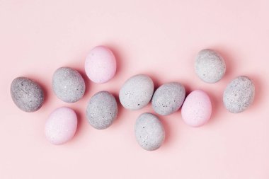 Soluk pembe ve gri Paskalya yumurtaları şık arka plan. Boyalı Paskalya yumurtaları. Düz yatıyordu 