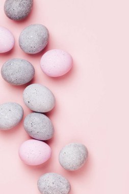 Soluk pembe ve gri Paskalya yumurtaları şık arka plan. Boyalı Paskalya yumurtaları. Düz yatıyordu 